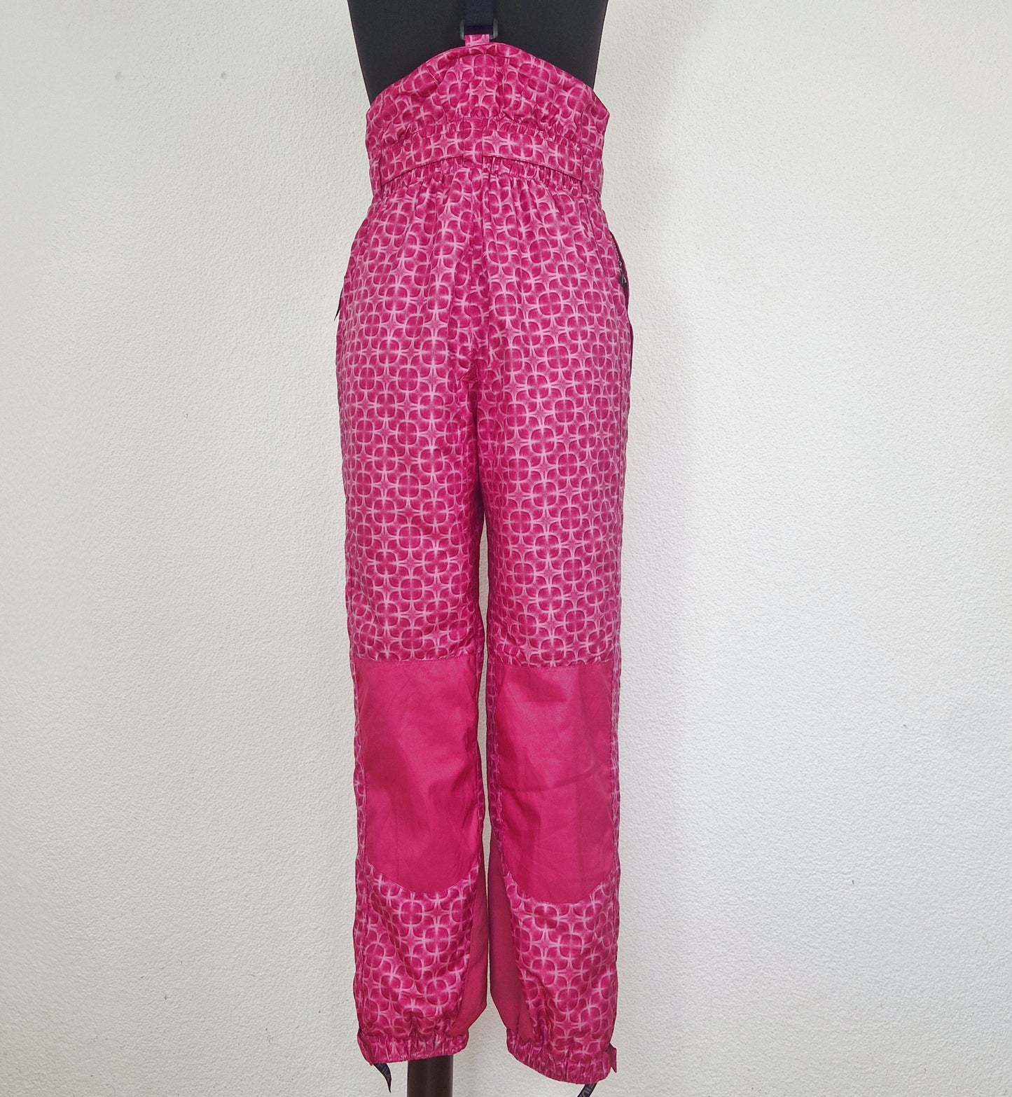 Einzigartige und nachhaltige Vintage Skihose in pink. Einzigartige und nachhaltige Vintage Skihose in pink. Back.