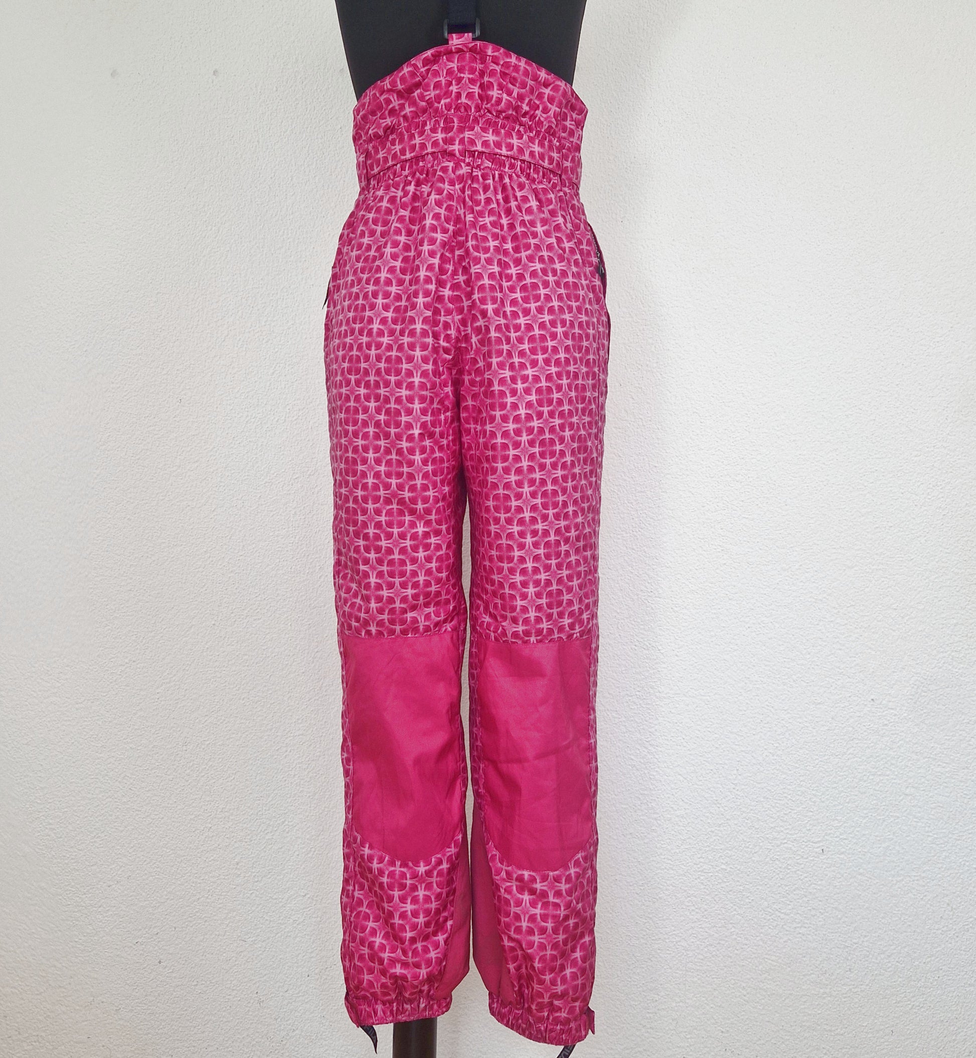 Einzigartige und nachhaltige Vintage Skihose in pink. Einzigartige und nachhaltige Vintage Skihose in pink. Back.