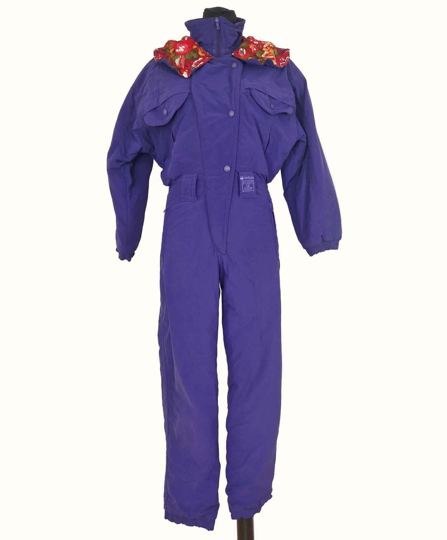 Einzigartiger und nachhaltiger Vintage Skianzug in violett. Unique and sustainable vintage ski suit in purple. Front.