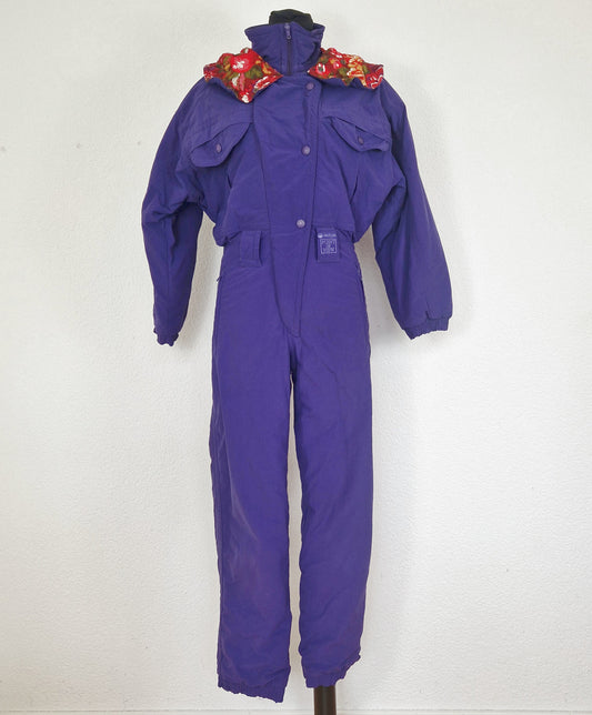 Einzigartiger und nachhaltiger Vintage Skianzug in violett. Unique and sustainable vintage ski suit in purple. Front.