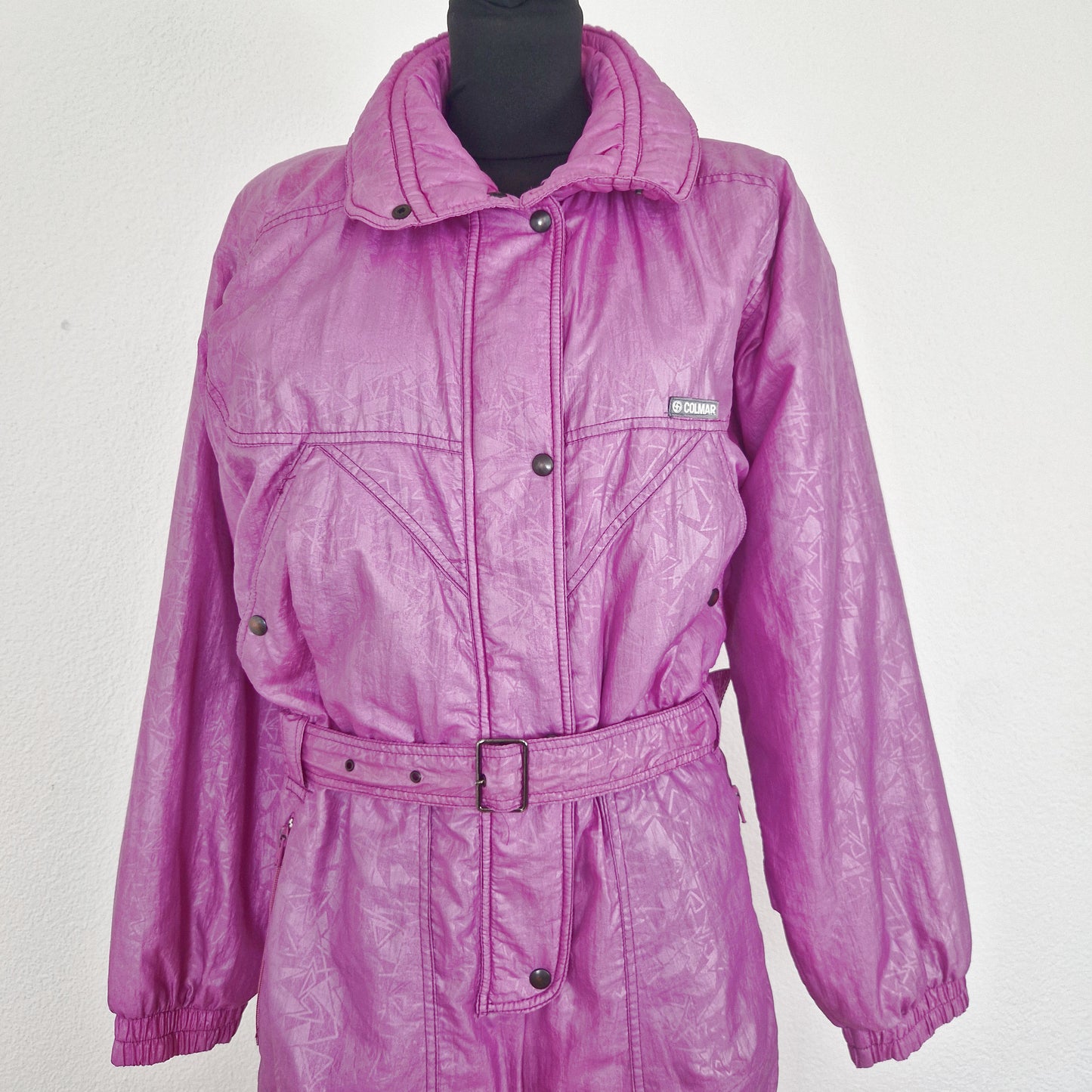 Einzigartiger und nachhaltiger Vintage Skianzug in lila. Unique and sustainable vintage ski suit in purple. Close-up 2.