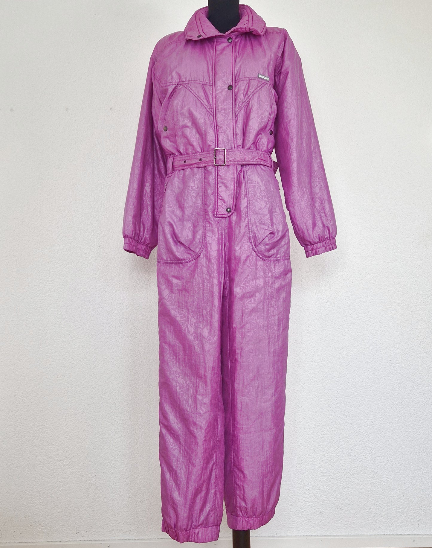 Einzigartiger und nachhaltiger Vintage Skianzug in lila. Unique and sustainable vintage ski suit in purple. Front. 