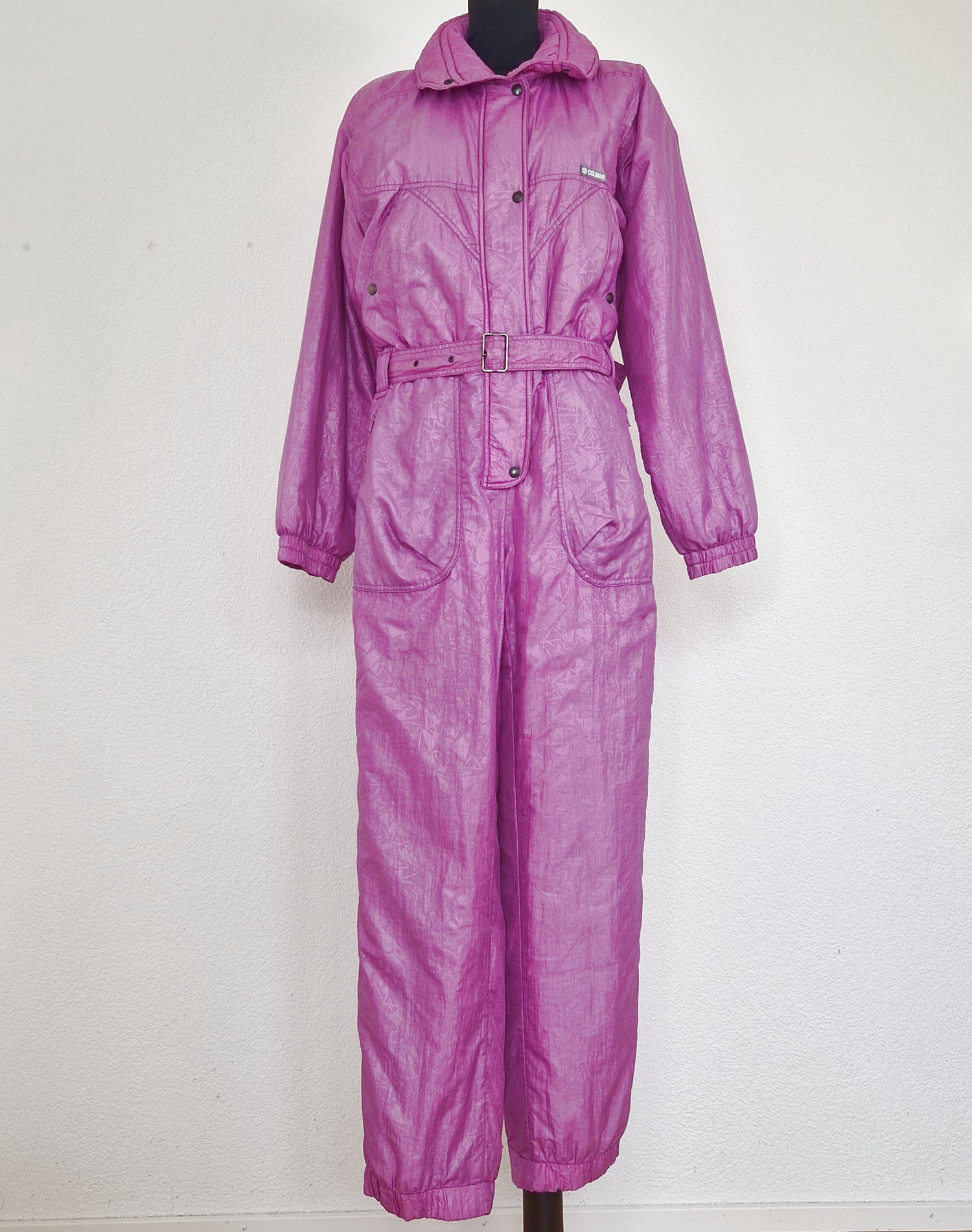Einzigartiger und nachhaltiger Vintage Skianzug in lila. Unique and sustainable vintage ski suit in purple. Front. 
