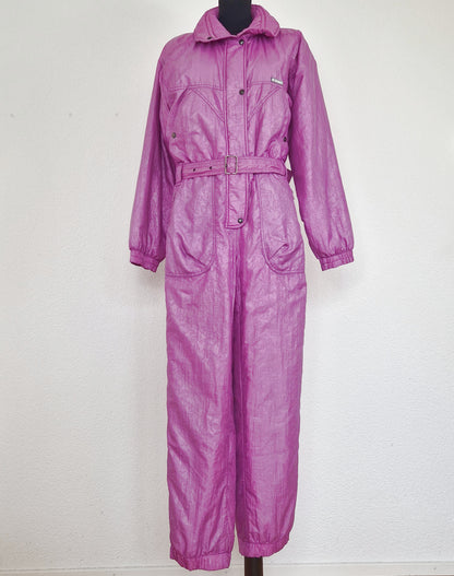 Einzigartiger und nachhaltiger Vintage Skianzug in lila. Unique and sustainable vintage ski suit in purple. Front. 