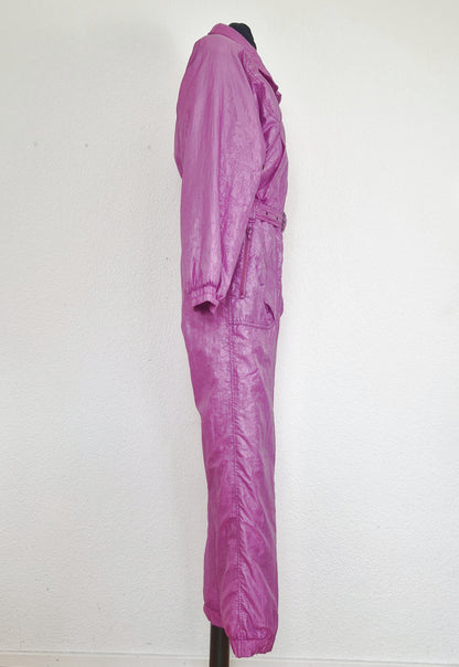 Einzigartiger und nachhaltiger Vintage Skianzug in lila. Unique and sustainable vintage ski suit in purple. Side.