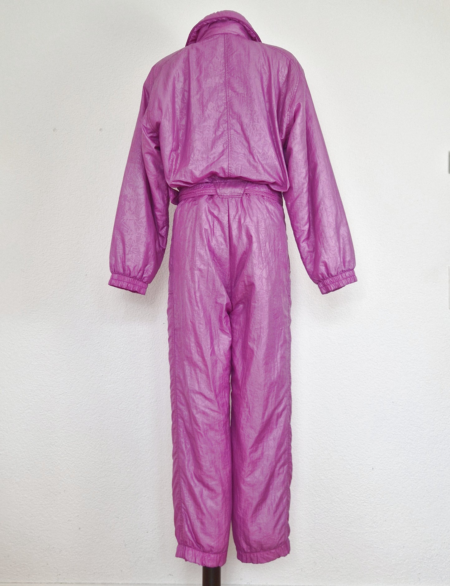 Einzigartiger und nachhaltiger Vintage Skianzug in lila. Unique and sustainable vintage ski suit in purple. Back.