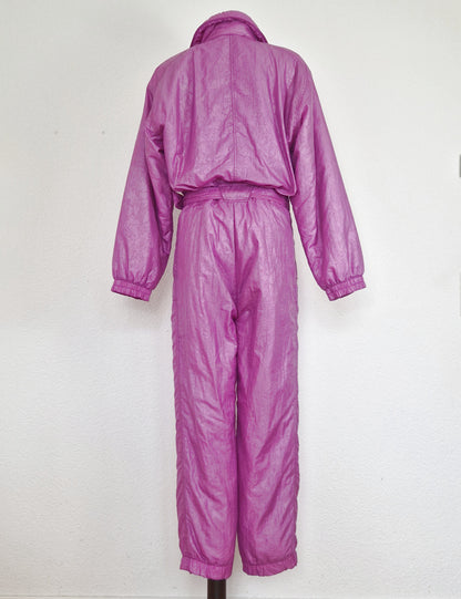 Einzigartiger und nachhaltiger Vintage Skianzug in lila. Unique and sustainable vintage ski suit in purple. Back.