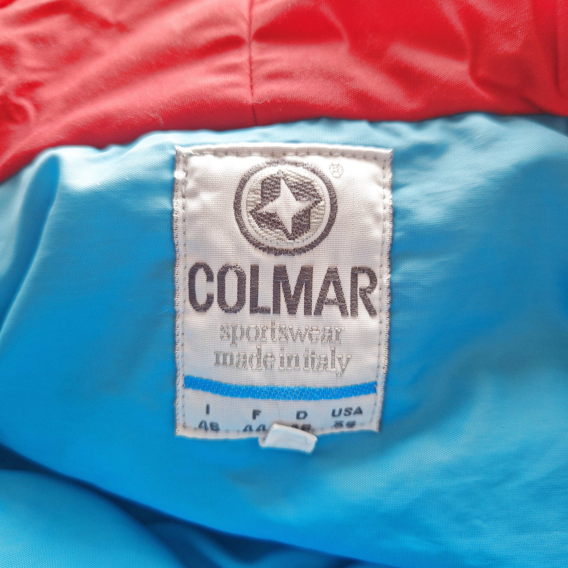 Einzigartiger und nachhaltiger Vintage Skianzug in rot-petrol. Unique and sustainable vintage ski suit in red-teal. Tag.