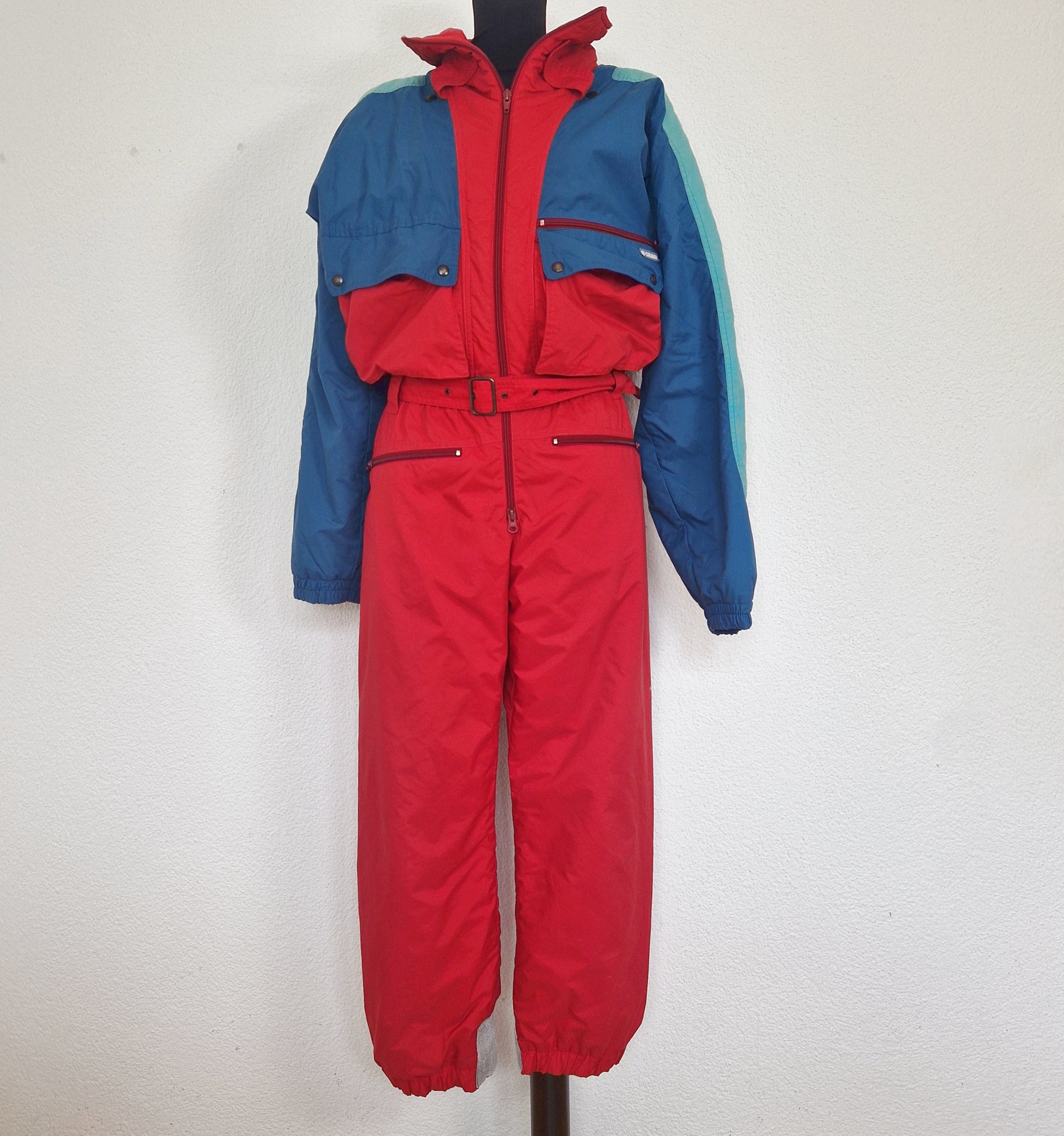 Einzigartiger und nachhaltiger Vintage Skianzug in rot-petrol. Unique and sustainable vintage ski suit in red-teal. Front. 