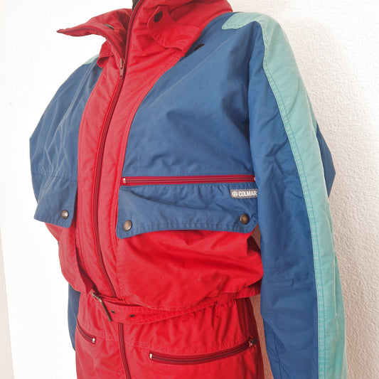Einzigartiger und nachhaltiger Vintage Skianzug in rot-petrol. Unique and sustainable vintage ski suit in red-teal. Close-up.
