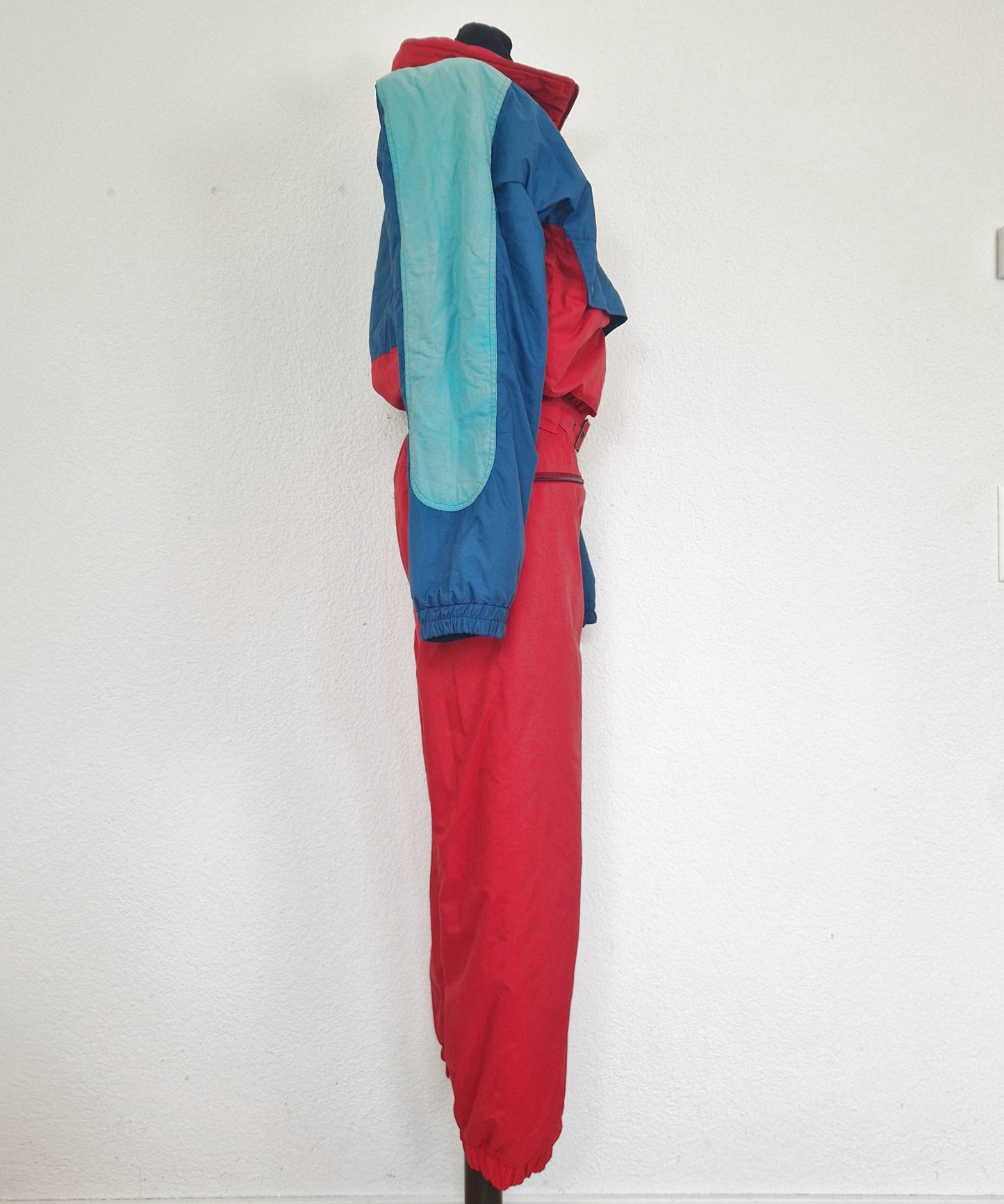 Einzigartiger und nachhaltiger Vintage Skianzug in rot-petrol. Unique and sustainable vintage ski suit in red-teal. Side.