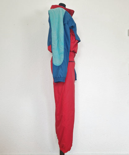 Einzigartiger und nachhaltiger Vintage Skianzug in rot-petrol. Unique and sustainable vintage ski suit in red-teal. Side.