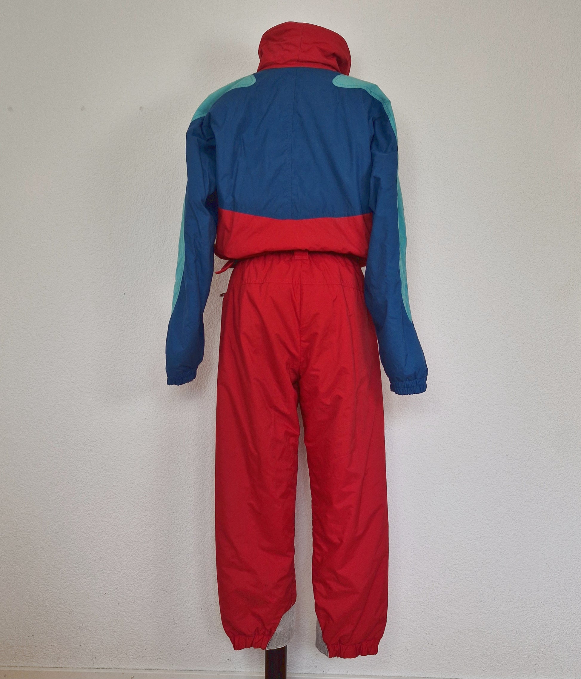 Einzigartiger und nachhaltiger Vintage Skianzug in rot-petrol. Unique and sustainable vintage ski suit in red-teal. Back.