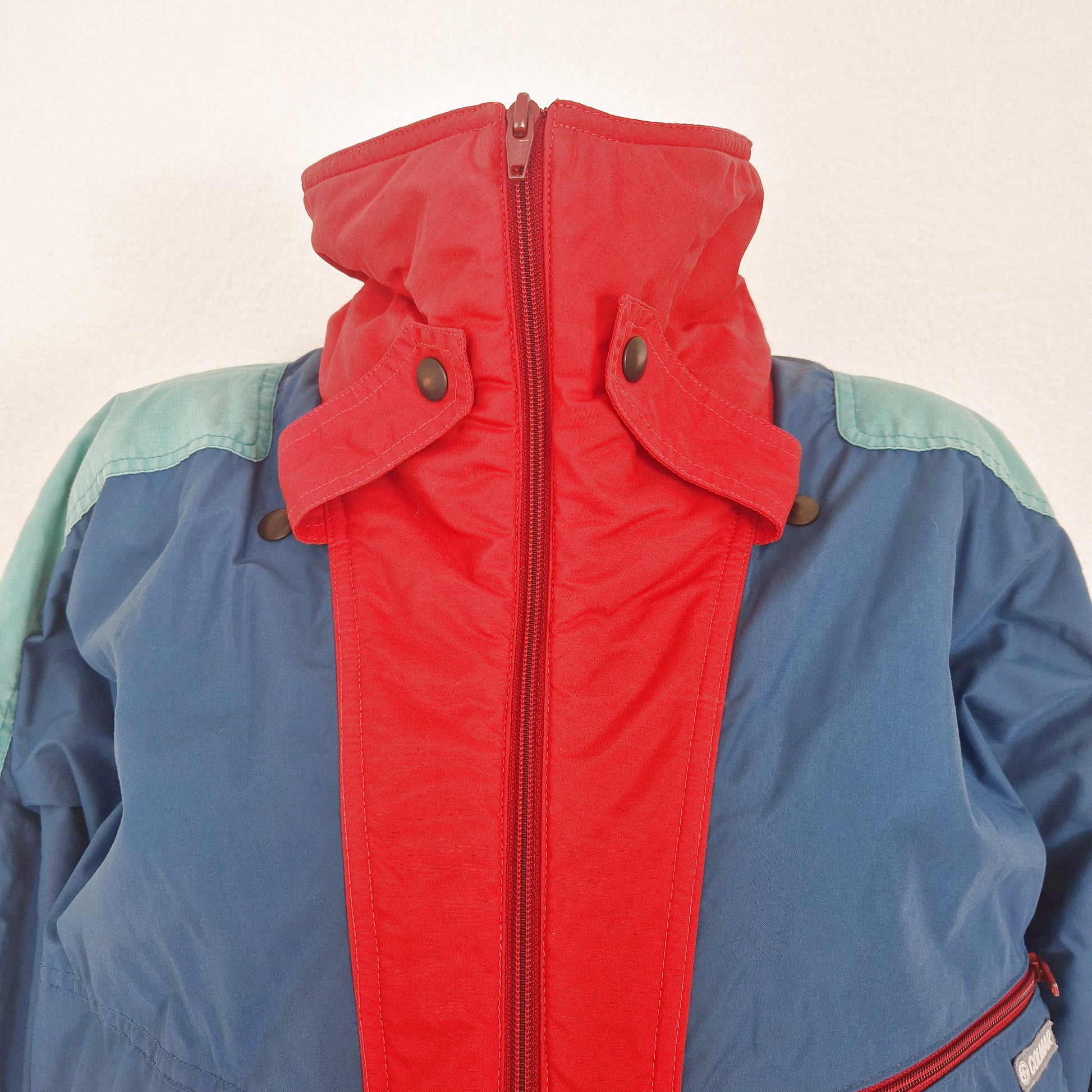 Einzigartiger und nachhaltiger Vintage Skianzug in rot-petrol. Unique and sustainable vintage ski suit in red-teal. Close-up 2.