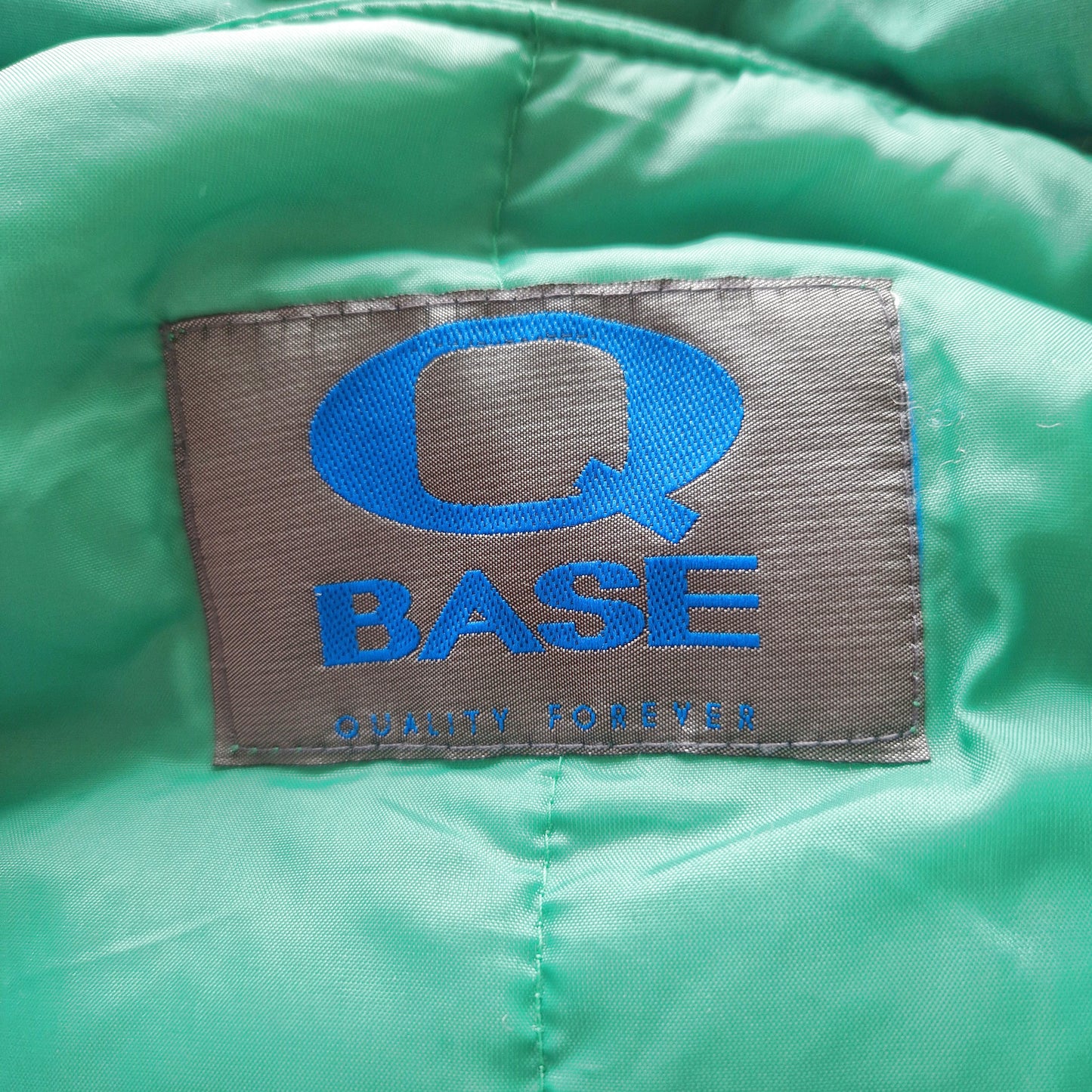 Einzigartiger und nachhaltiger Vintage Skianzug in rot-schwarz-grün mit Kapuze. Unique and sustainable vintage ski suit in red-black-green with hood. Tag.