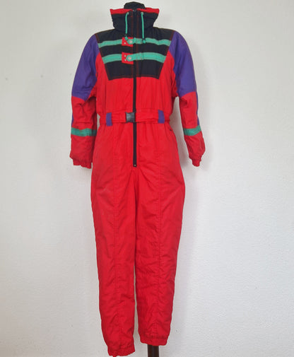 Einzigartiger und nachhaltiger Vintage Skianzug in rot-schwarz-grün mit Kapuze. Unique and sustainable vintage ski suit in red-black-green with hood. Front.
