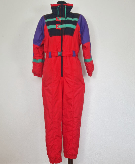 Einzigartiger und nachhaltiger Vintage Skianzug in rot-schwarz-grün mit Kapuze. Unique and sustainable vintage ski suit in red-black-green with hood. Front.