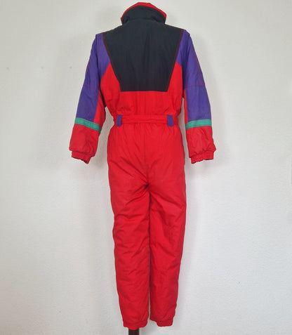 Einzigartiger und nachhaltiger Vintage Skianzug in rot-schwarz-grün mit Kapuze. Unique and sustainable vintage ski suit in red-black-green with hood. Back.