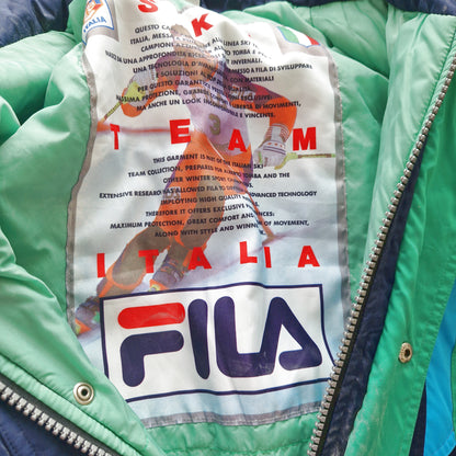 Einzigartiger und nachhaltiger Vintage Skianzug in dunkelblau von FILA. Unique and sustainable vintage ski suit in dark blue from FILA. Tag.