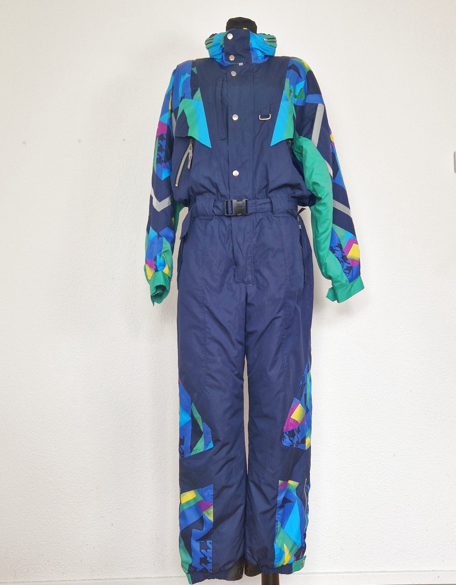 Einzigartiger und nachhaltiger Vintage Skianzug in dunkelblau von FILA. Unique and sustainable vintage ski suit in dark blue from FILA. Front. 