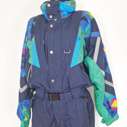 Einzigartiger und nachhaltiger Vintage Skianzug in dunkelblau von FILA. Unique and sustainable vintage ski suit in dark blue from FILA. Close-up.