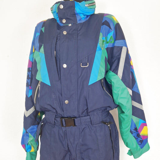 Einzigartiger und nachhaltiger Vintage Skianzug in dunkelblau von FILA. Unique and sustainable vintage ski suit in dark blue from FILA. Close-up.