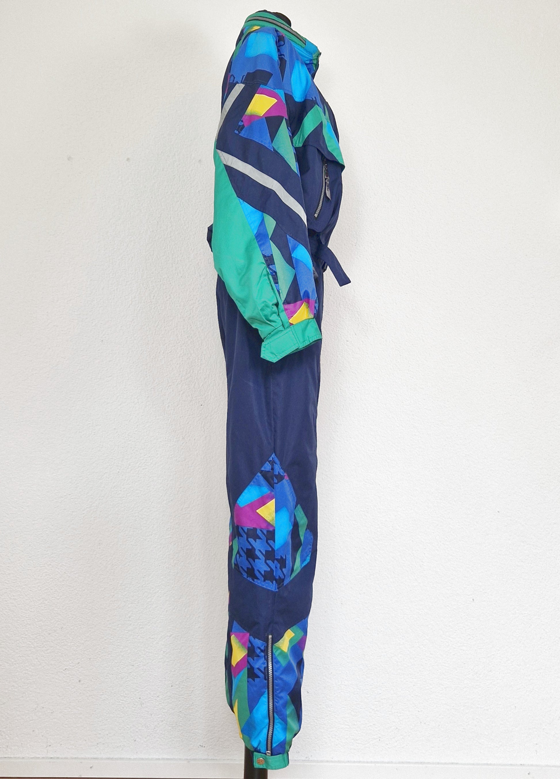 Einzigartiger und nachhaltiger Vintage Skianzug in dunkelblau von FILA. Unique and sustainable vintage ski suit in dark blue from FILA. Side.