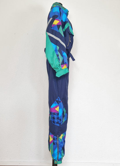 Einzigartiger und nachhaltiger Vintage Skianzug in dunkelblau von FILA. Unique and sustainable vintage ski suit in dark blue from FILA. Side.