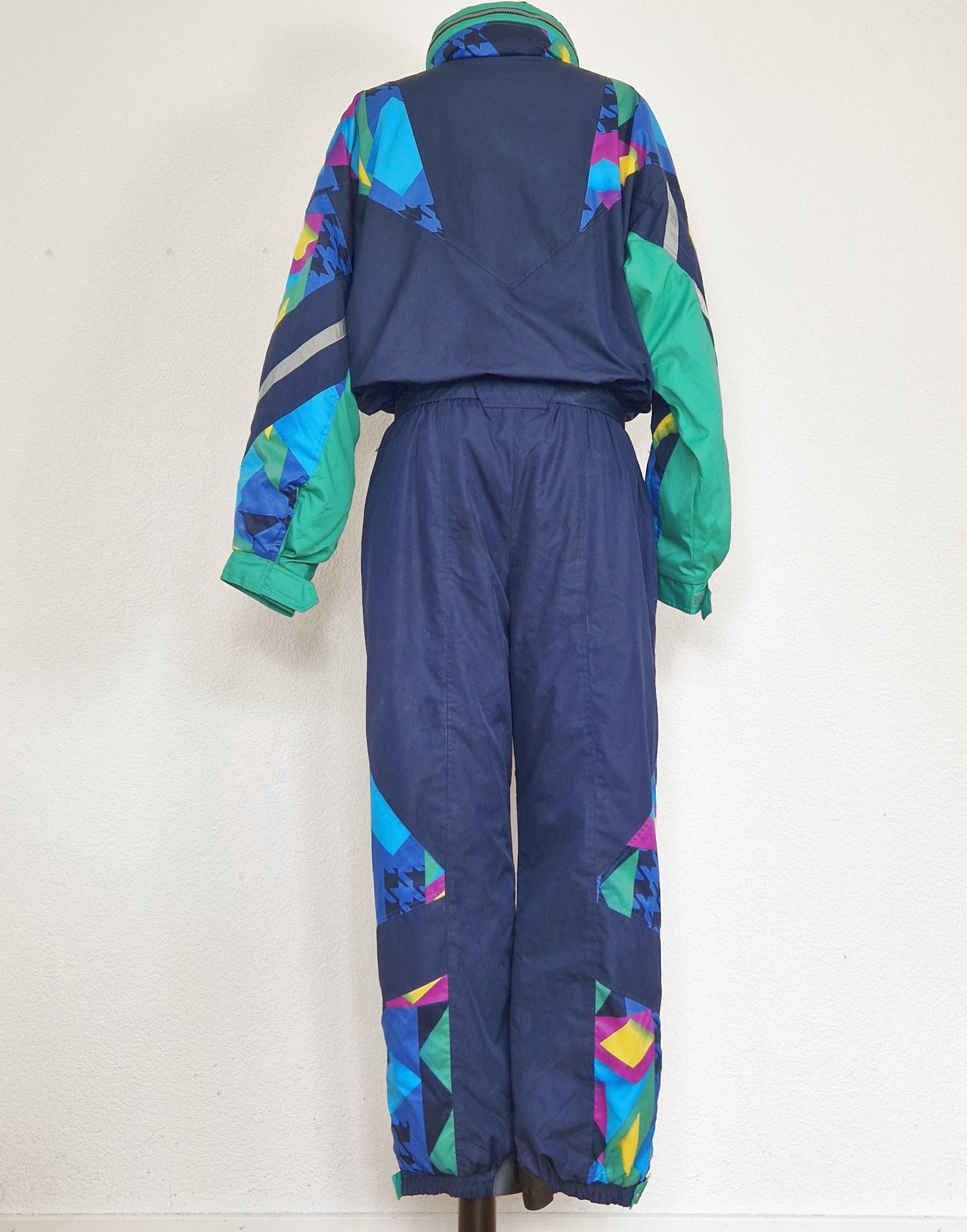 Einzigartiger und nachhaltiger Vintage Skianzug in dunkelblau von FILA. Unique and sustainable vintage ski suit in dark blue from FILA. Back.