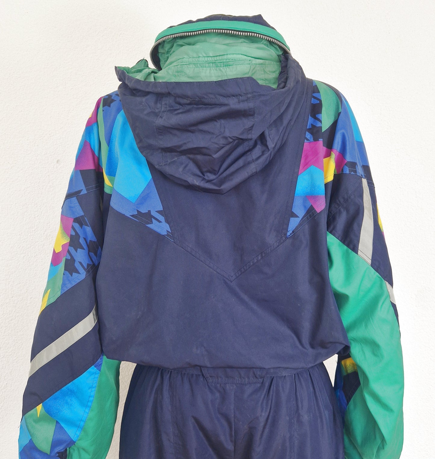 Einzigartiger und nachhaltiger Vintage Skianzug in dunkelblau von FILA. Unique and sustainable vintage ski suit in dark blue from FILA. Close-up 2.