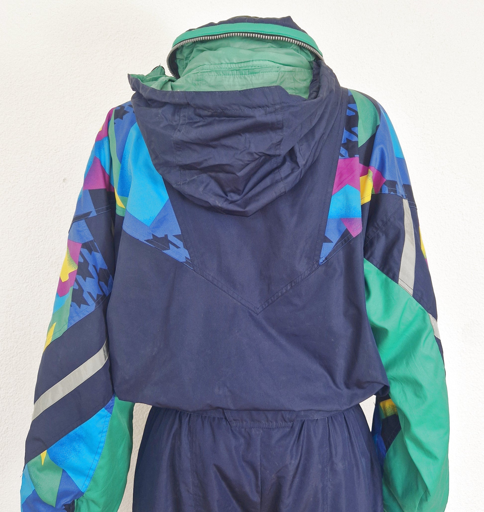 Einzigartiger und nachhaltiger Vintage Skianzug in dunkelblau von FILA. Unique and sustainable vintage ski suit in dark blue from FILA. Close-up 2.