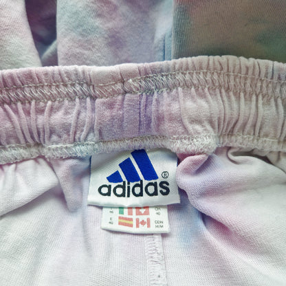 Einzigartige und nachhaltige Vintage Adidasshorts in hellblau-lila-pink. Tag.