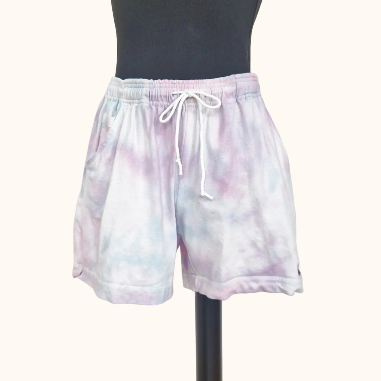 Einzigartige und nachhaltige Vintage Adidasshorts in hellblau-lila-pink. Front.