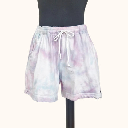 Einzigartige und nachhaltige Vintage Adidasshorts in hellblau-lila-pink. Front.