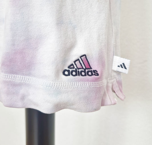 Einzigartige und nachhaltige Vintage Adidasshorts in hellblau-lila-pink. Close-up.