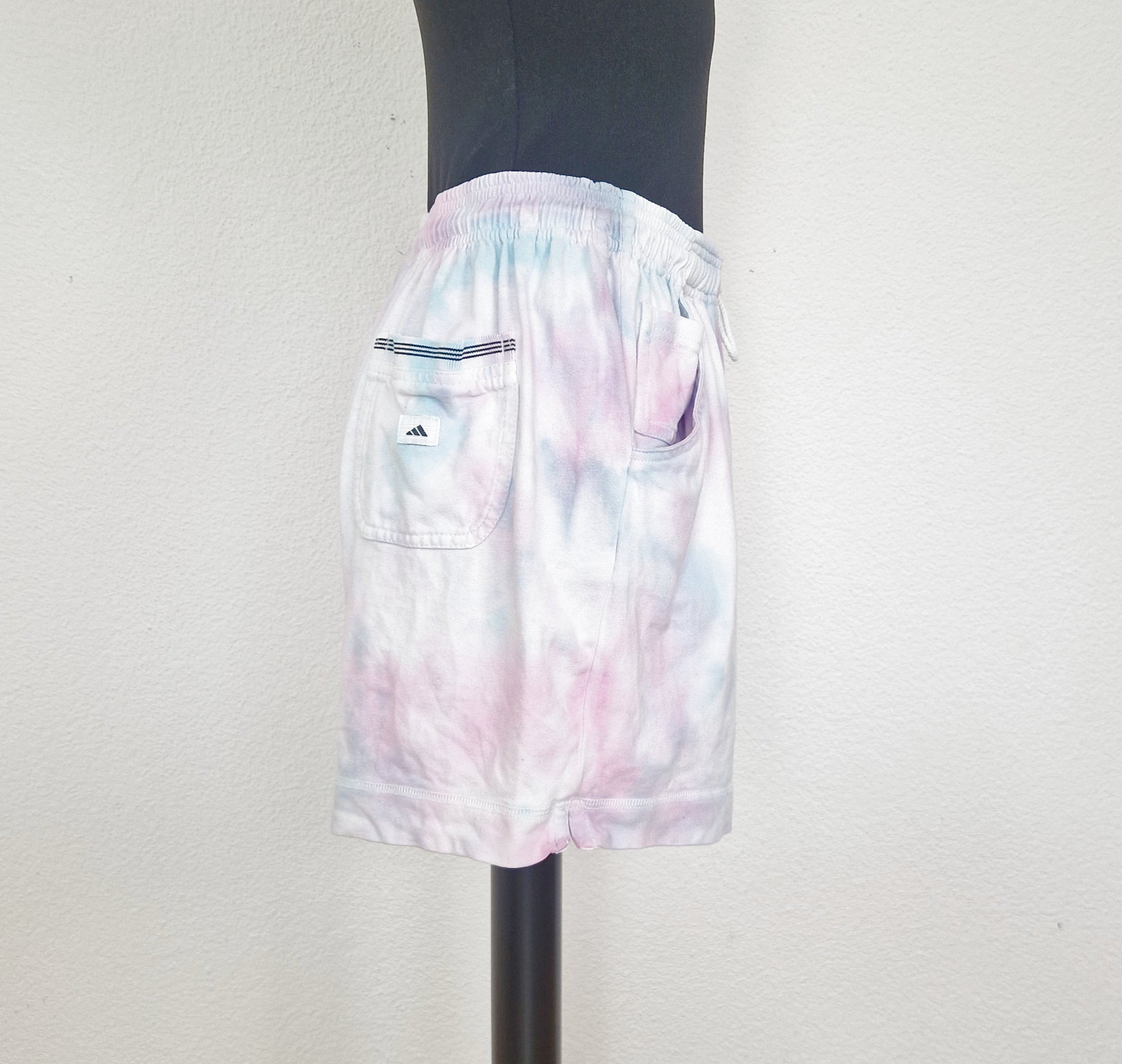 Einzigartige und nachhaltige Vintage Adidasshorts in hellblau-lila-pink. Side.