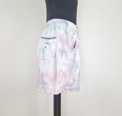 Einzigartige und nachhaltige Vintage Adidasshorts in hellblau-lila-pink. Side.