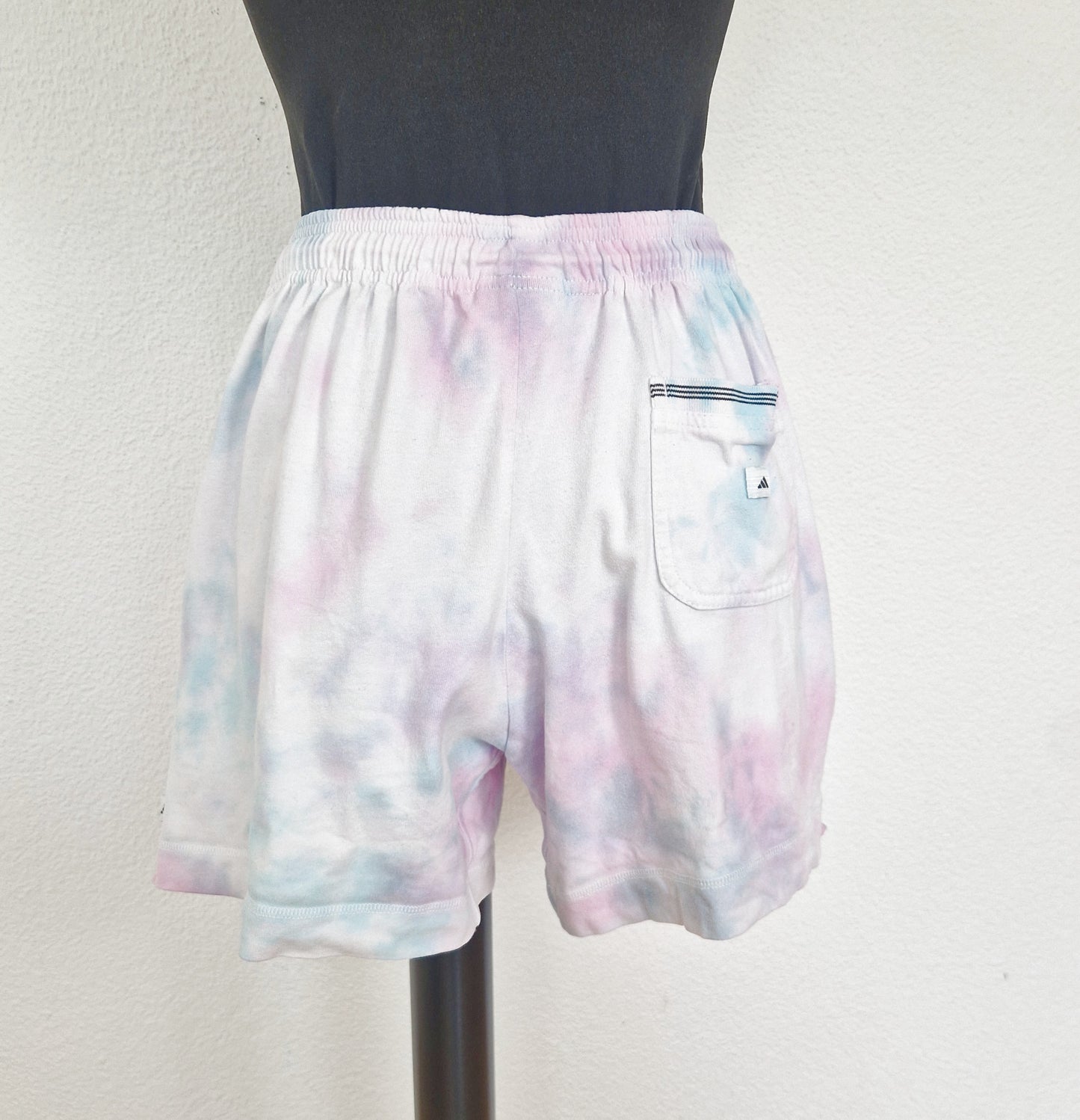 Einzigartige und nachhaltige Vintage Adidasshorts in hellblau-lila-pink. Back.