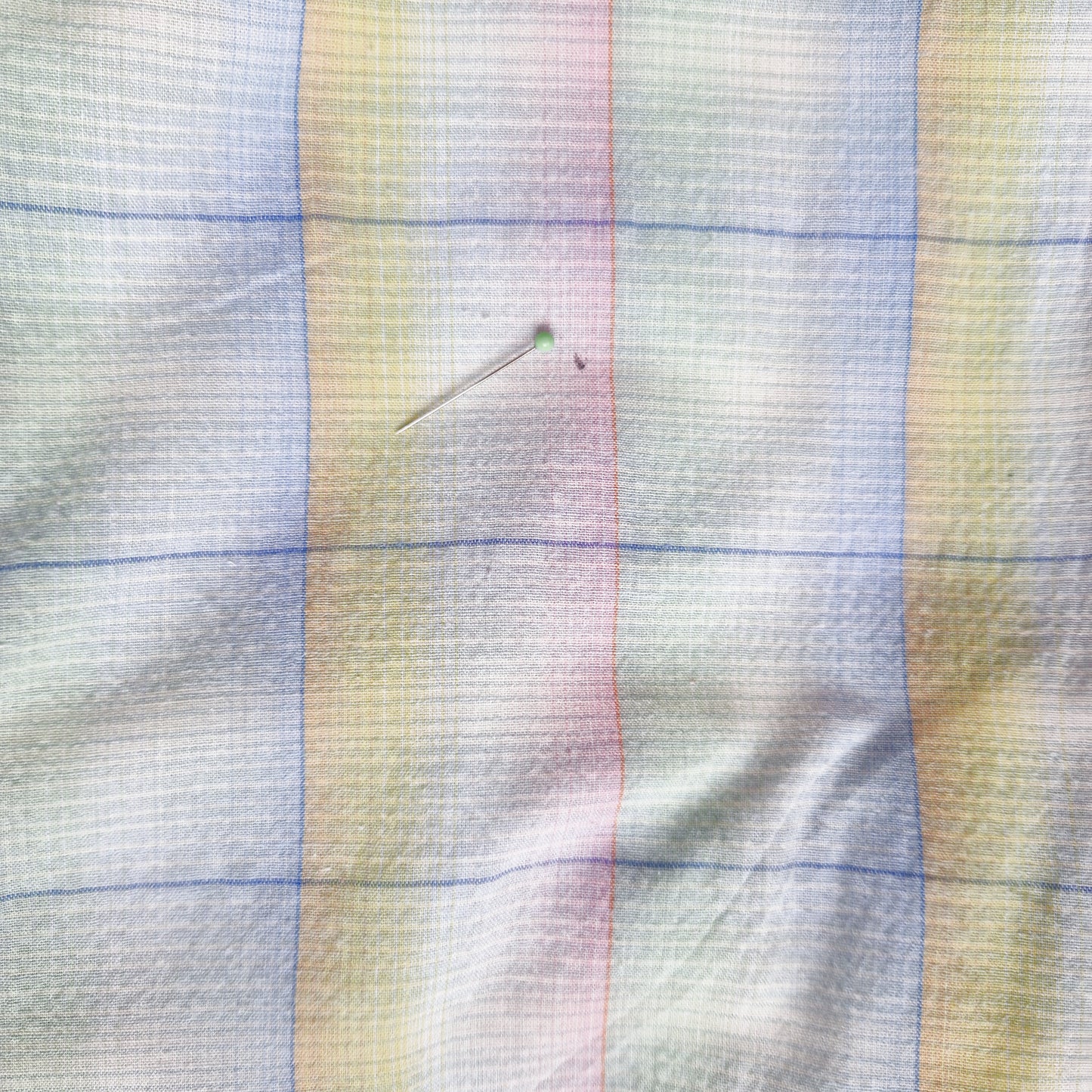 Einzigartige und nachhaltige Vintage Hose in weiss-rosa-hellblau mit Karo. Imperfection.