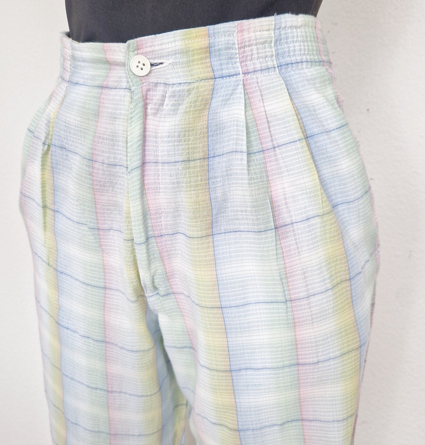 Einzigartige und nachhaltige Vintage Hose in weiss-rosa-hellblau mit Karo.  Close-up.