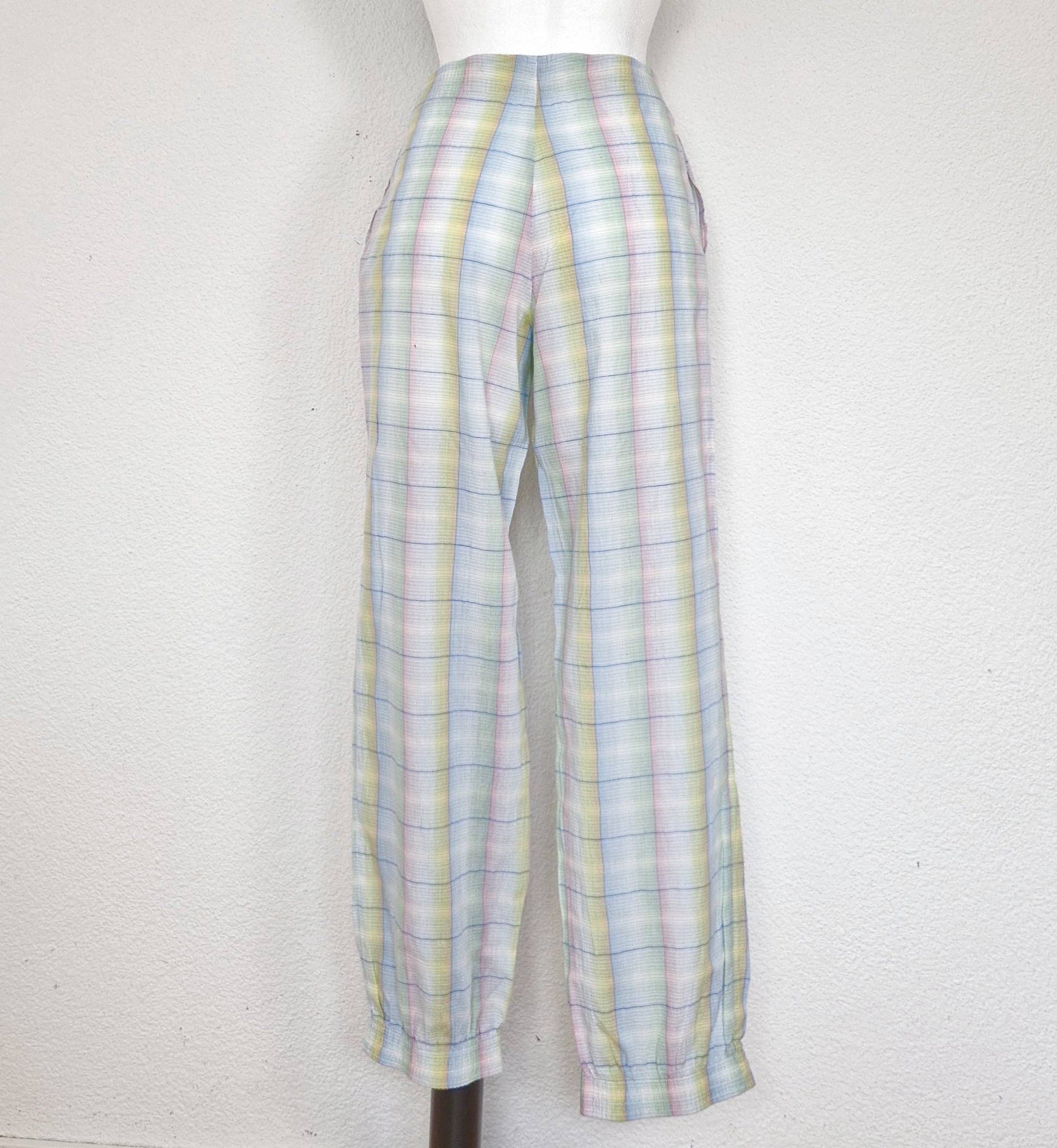 Einzigartige und nachhaltige Vintage Hose in weiss-rosa-hellblau mit Karo. Back.