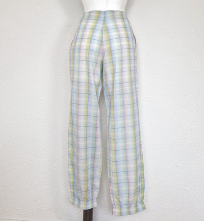 Einzigartige und nachhaltige Vintage Hose in weiss-rosa-hellblau mit Karo. Back.