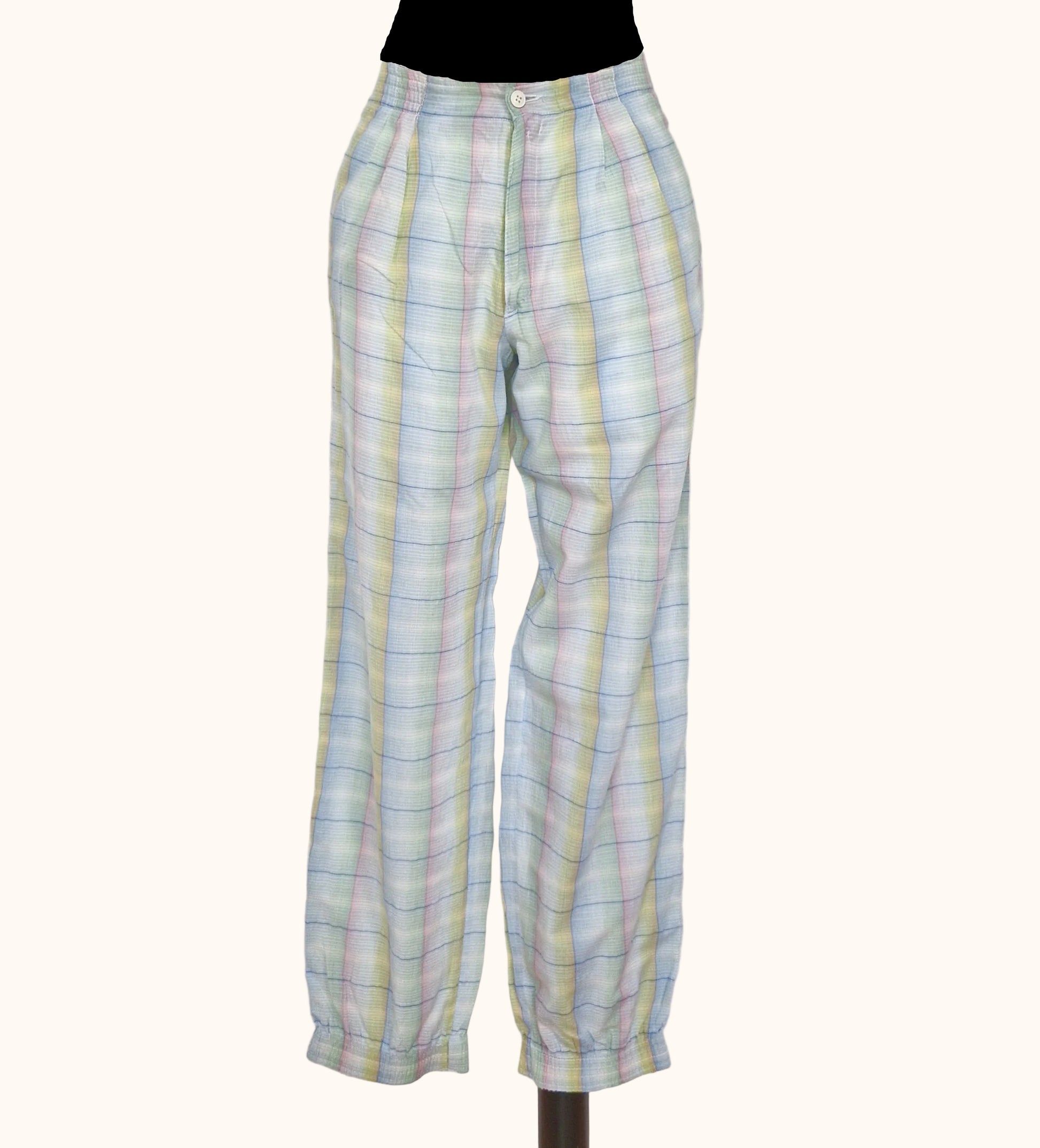 Einzigartige und nachhaltige Vintage Hose in weiss-rosa-hellblau mit Karo. Front.