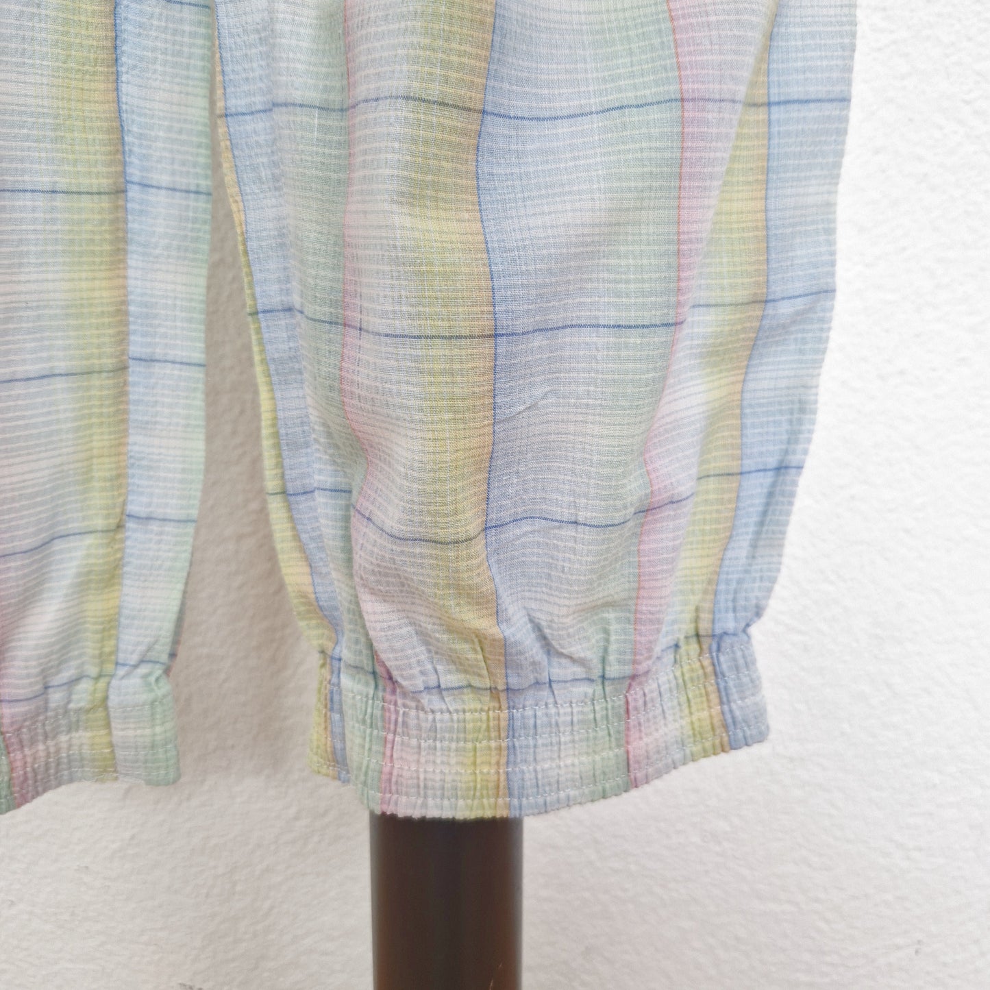 Einzigartige und nachhaltige Vintage Hose in weiss-rosa-hellblau mit Karo. Close-up 2.