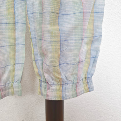 Einzigartige und nachhaltige Vintage Hose in weiss-rosa-hellblau mit Karo. Close-up 2.