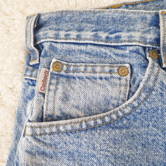 Einzigartige und nachhaltige Vintage Jeansshorts in  blau von Carhartt. Close-up.