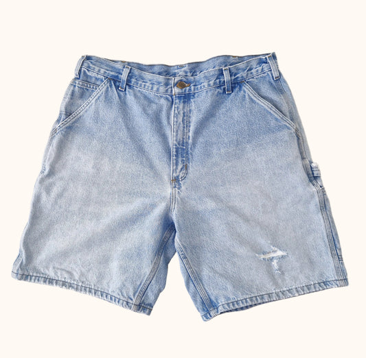 Einzigartige und nachhaltige Vintage Jeansshorts in hellblau von Carhartt. Front.