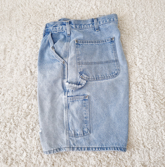 Einzigartige und nachhaltige Vintage Jeansshorts in hellblau von Carhartt. Side.