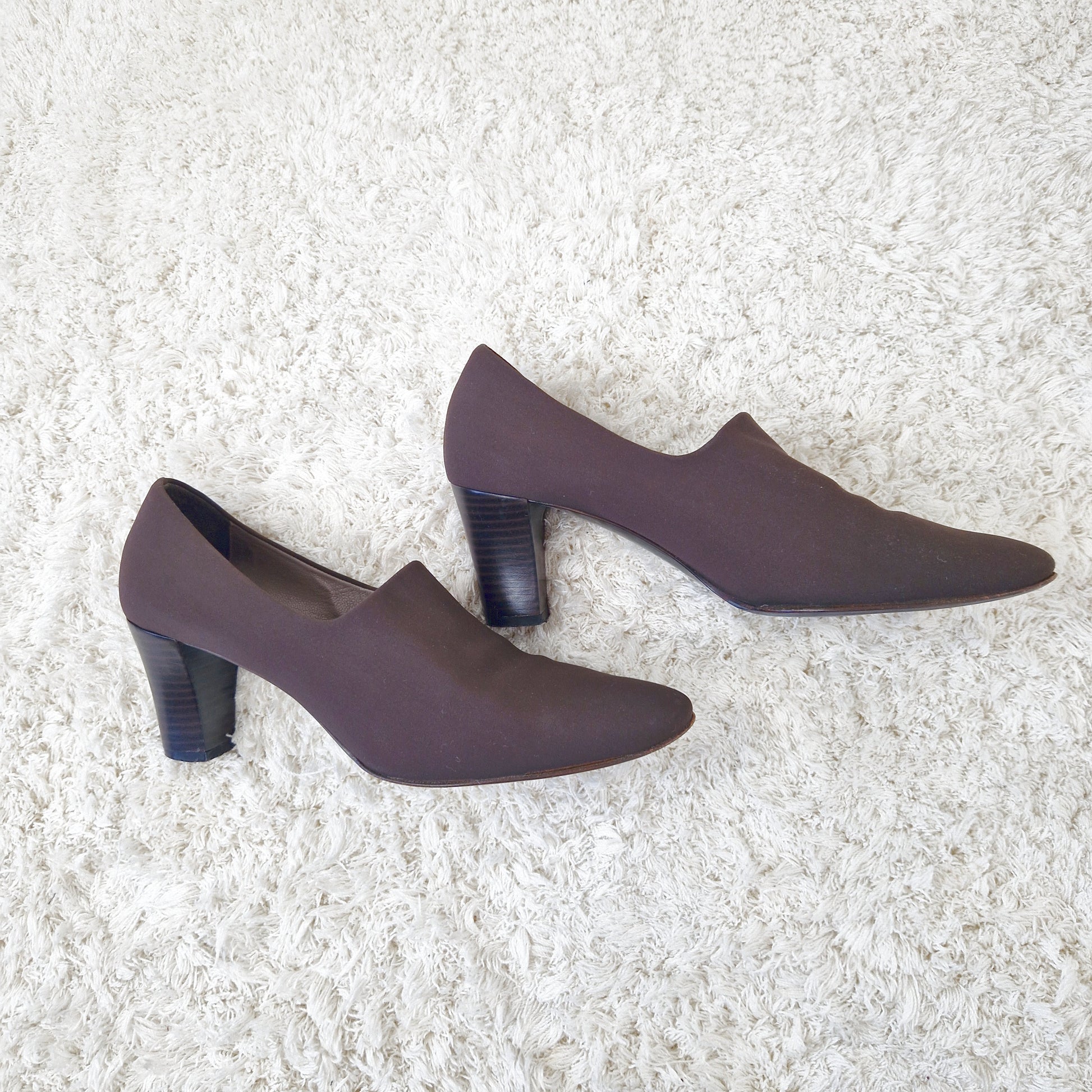 Einzigartigeund nachhaltige Vintage Schuhe in braun. Unique and sustainable vintage shoes in brown. Side.