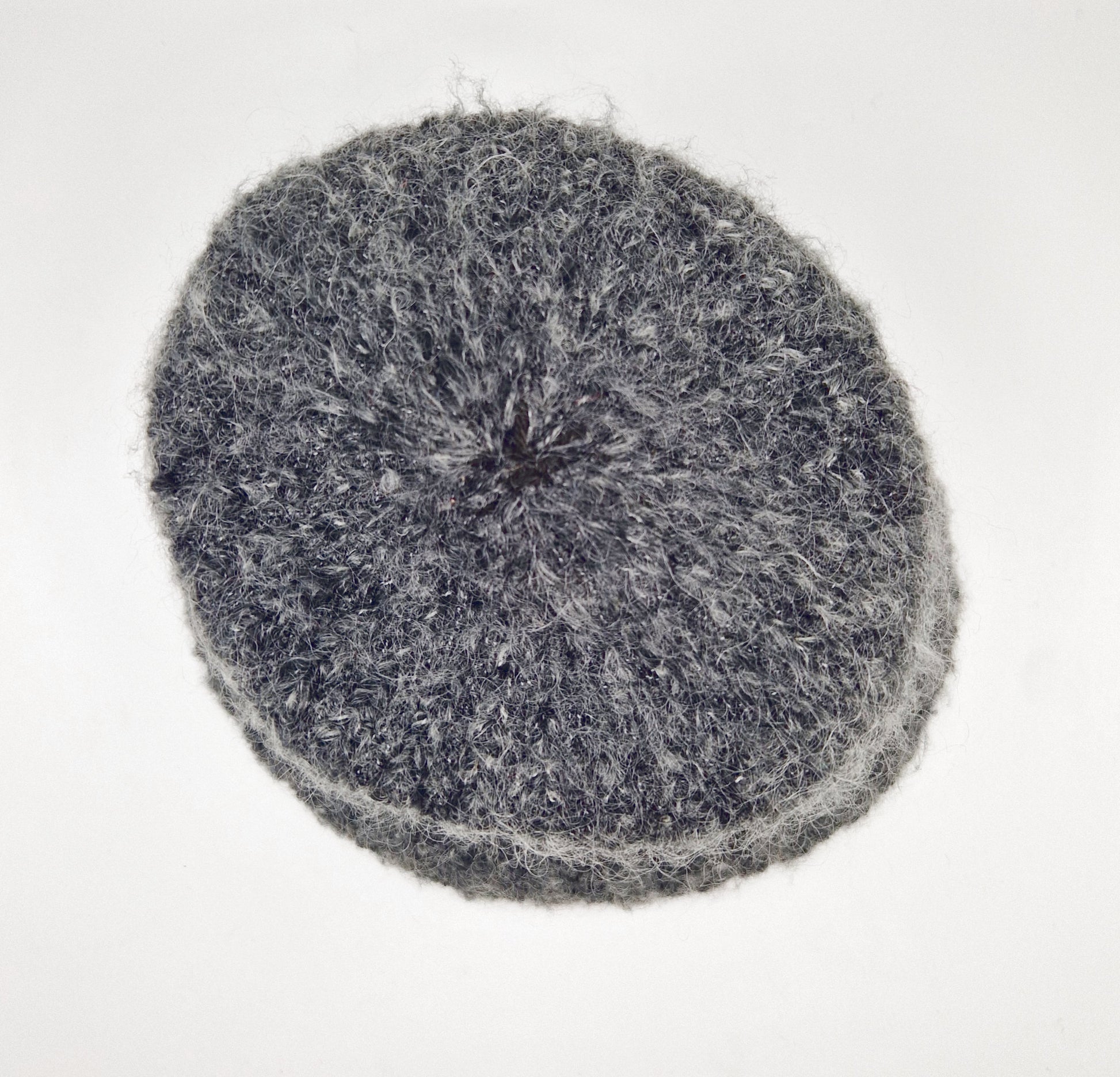 Einzigartiger und nachhaltiger Vintage Hut in dunkelgrau. Unique and sustainable vintage hat in dark grey. Above.